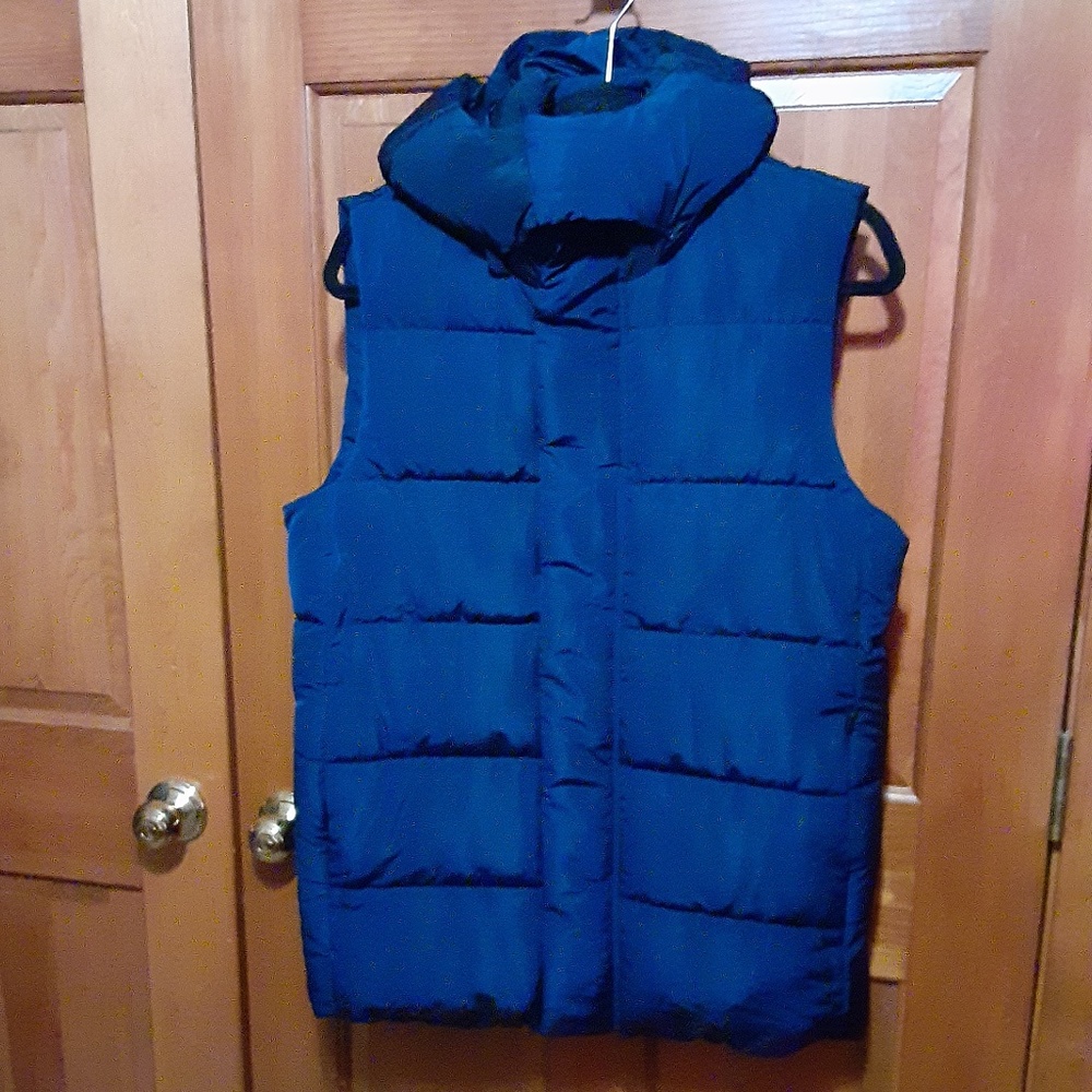 Amazon Essentials Aware Relaxed Fit Water Repellant Hooded Puffer Vest